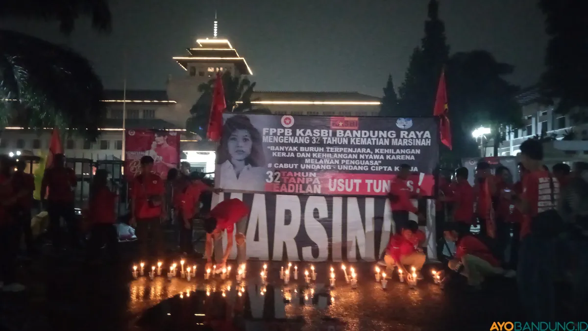 Buruh di Bandung Raya menggelar aksi untuk memperingati kematian Marsinah dan hak-hak buruh yang belum terwujud. (Sumber: ayobandung.id | Foto: Gilang Fathu Romadhan)