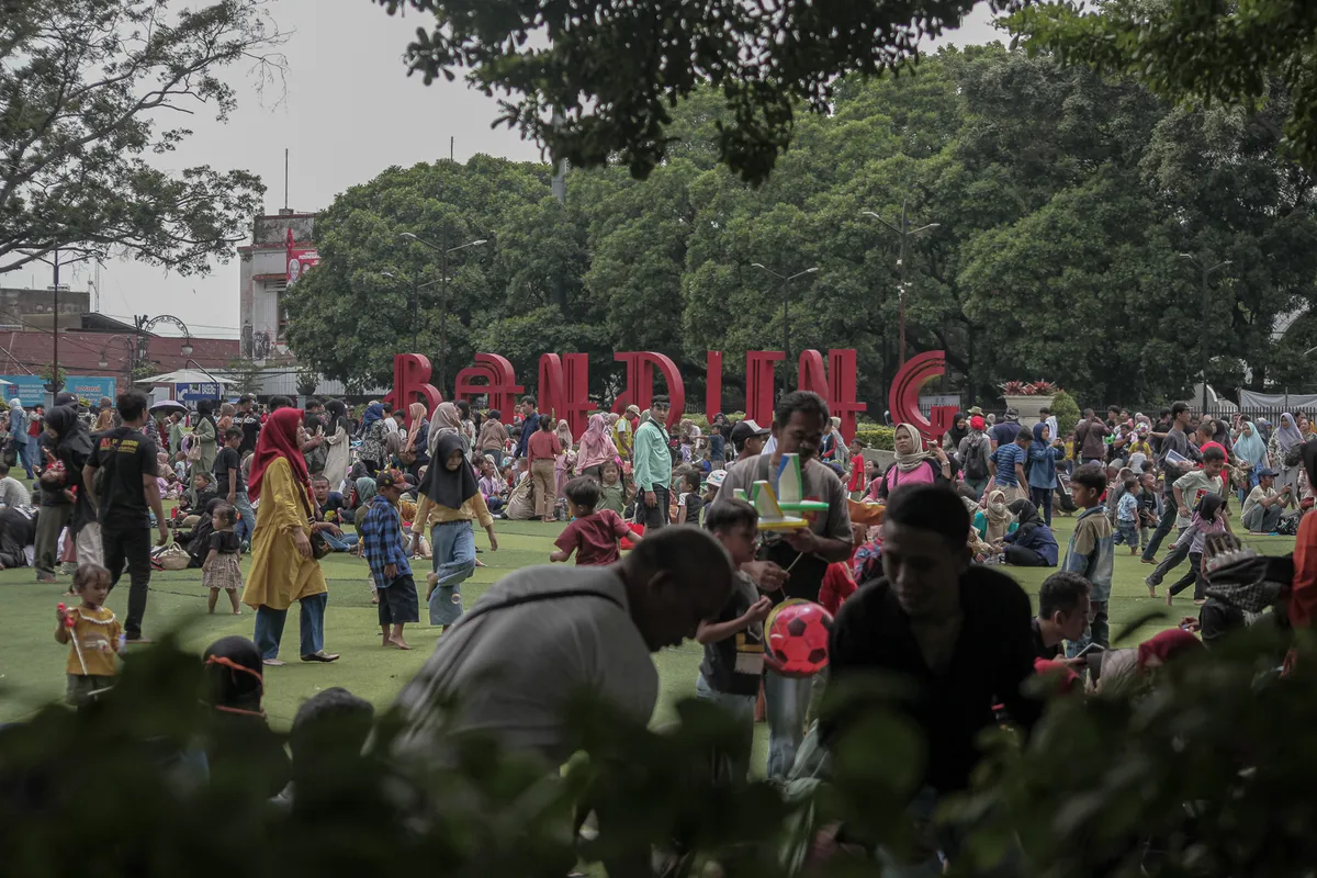 Wisatawan tumplek di kawasan Alun-alun Bandung (Sumber: Ayobandung)