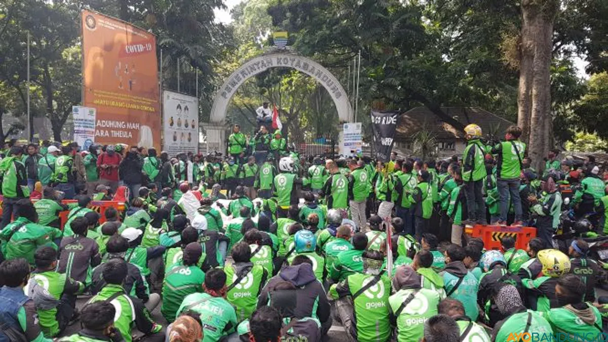 Ribuan driver ojol se-Bandung Raya melakukan unjuk rasa dengan aksi damai di depan Balai Kota Bandung, Juli 2020. (Sumber: Ayobandung)