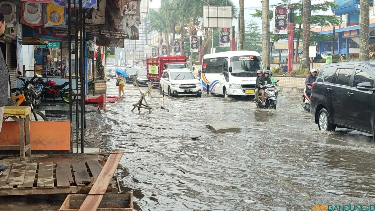 Banjir di kawasan pasar Lembang, Jumat 23 Mei 2025 (Sumber: ayobandung.id | Foto: Restu Nugraha)