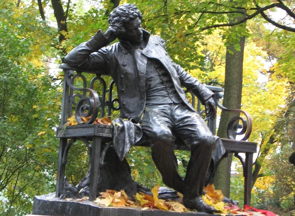 Patung Alexander Sergeyevich Pushkin di Saint Petersburg, Rusia. (Sumber: Wikimedia Commons | Foto: Prof-Declercq)