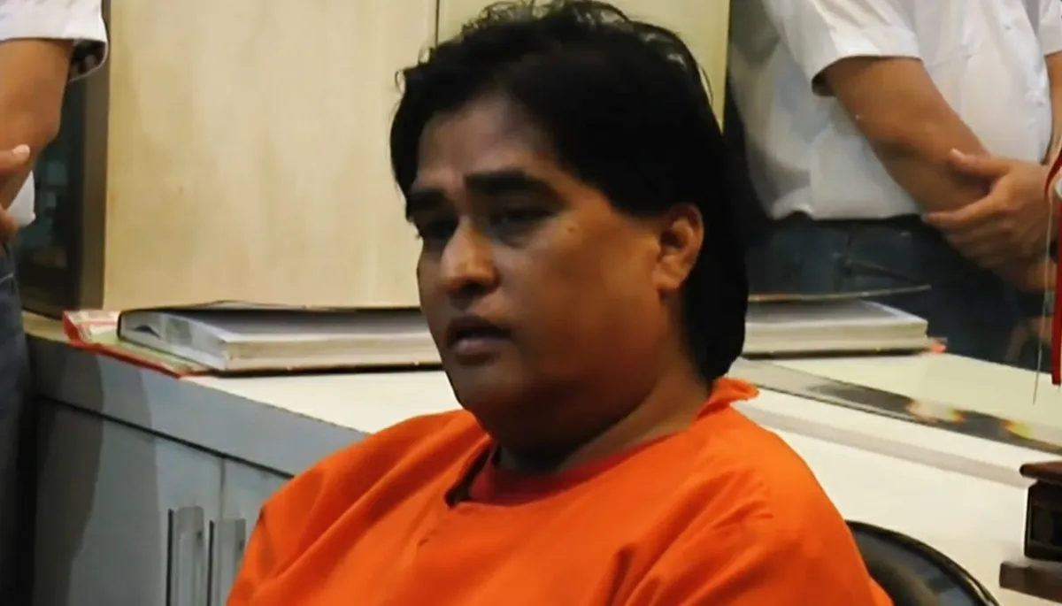 Dimas Kanjeng saat mengenakan pakaian tahanan. (Sumber: YouTube CNN Indonesia)