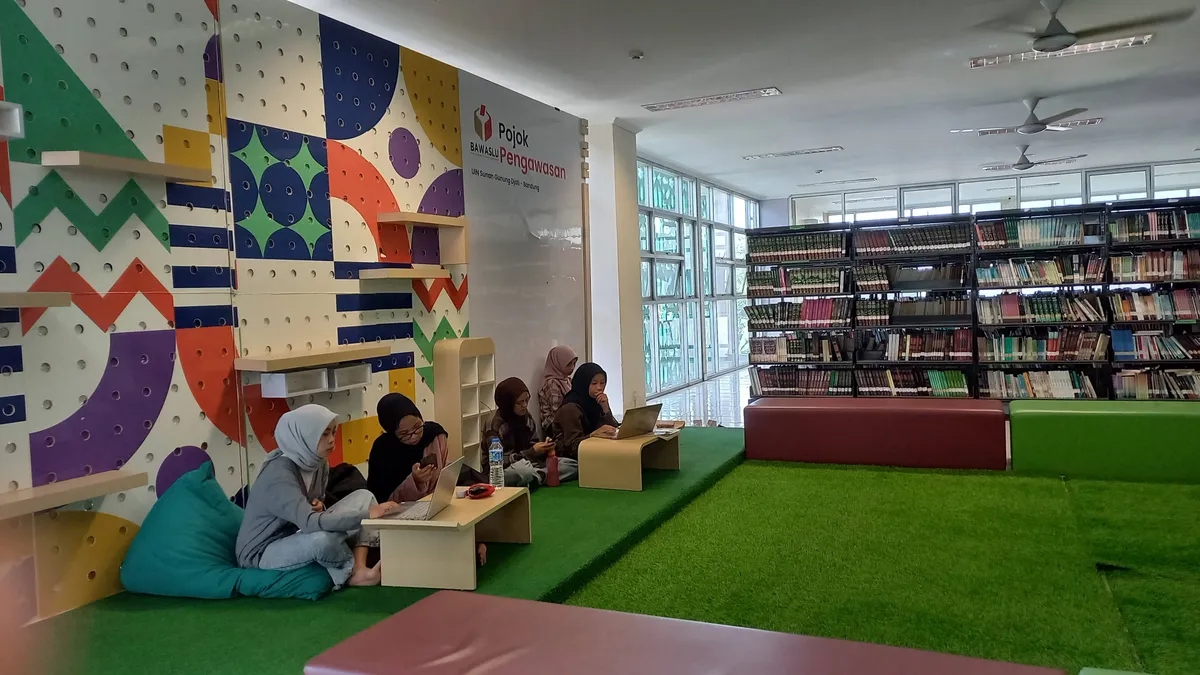 Ruang baca yang estetik untuk menyesuaikan pergeseran tren literasi mahasiswa di perpustakaan UIN Sunan Gunung Djati Bandung (Sumber: Dokumentasi Pribadi Penulis | Foto: Salsabiil Firdaus)