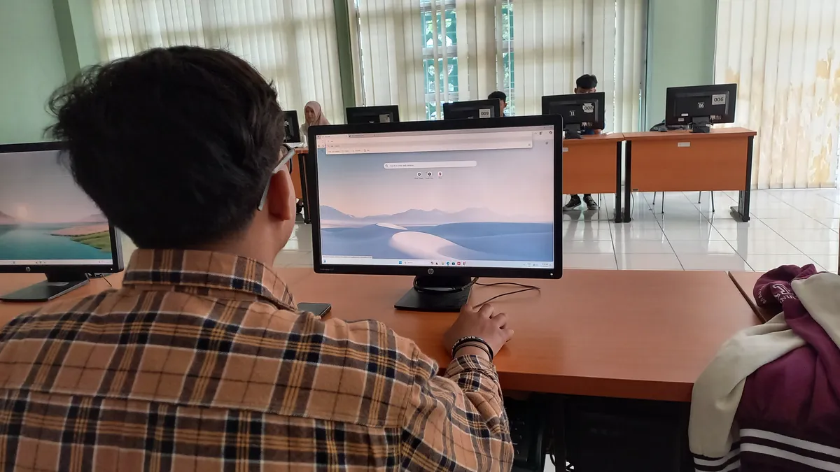 Akses internet yang menunjang kegiatan literasi mahasiswa di perpustakaan UIN Sunan Gunung Djati Bandung (Sumber: Dokumentasi Pribadi Penulis | Foto: Salsabiil Firdaus)