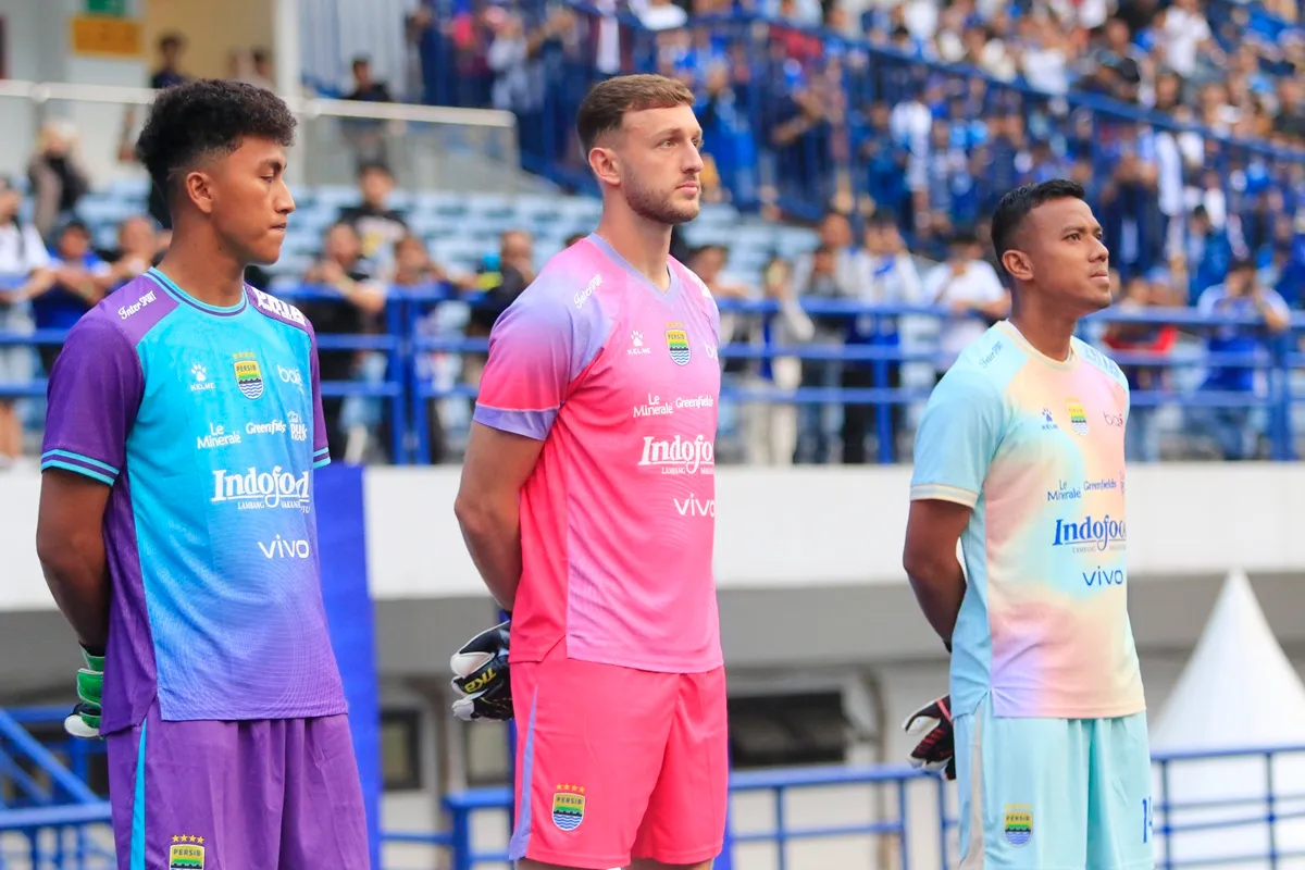 Penjaga gawang Persib Teja Paku Alam (kanan), dan Adam Przybek (tengah) pemain asing berkebangsaan Polandia. (Sumber: Ayobandung.id | Foto: Irfan Al-Faritsi)