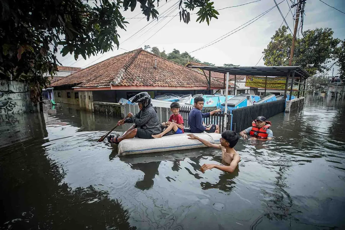 Banjir di Kampung Bojong Asih, Kecamatan Dayeuhkolot, Kabupaten Bandung, pada Minggu, 9 Maret 2025. (Sumber: Ayobandung.id | Foto: Kavin Faza)