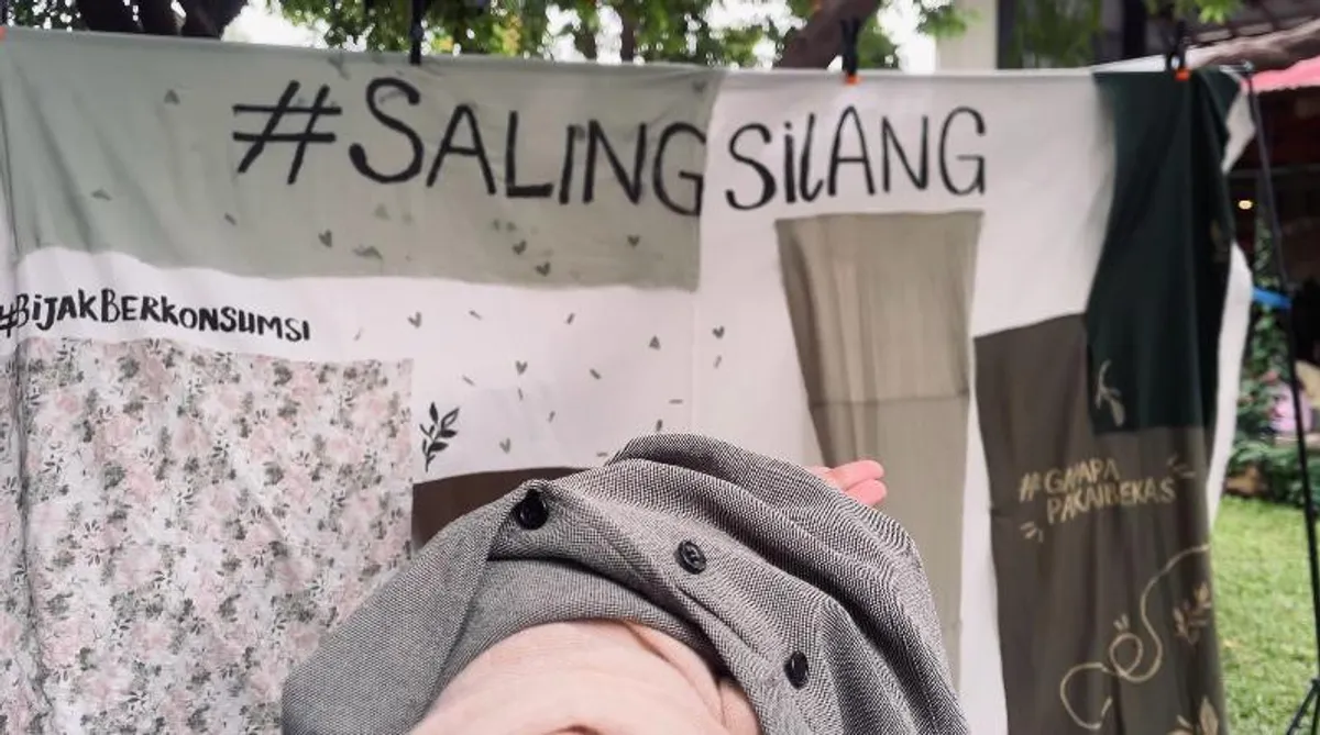Beberapa baju hasil adopsi di event Bersaling Silang (Foto: Nabella Putri Sanrissa)