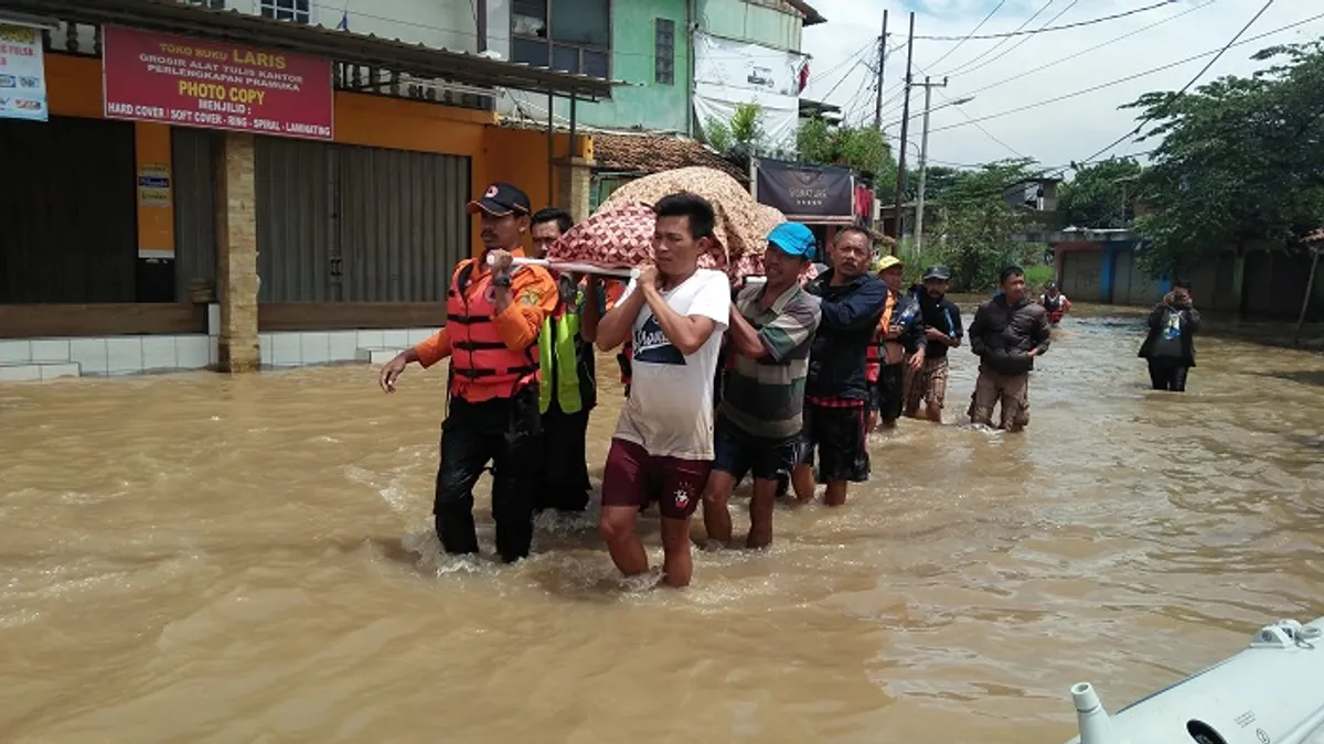 Iring-iringan warga saat mengagkat keranda jemazah ketika banjir menerjang Baleendah. (Sumber: Ayobandung | Foto: Hengky Sulaksono)