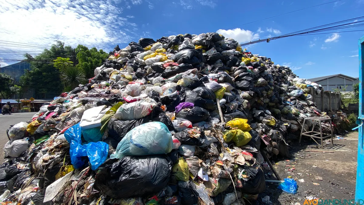 Sumber sampah di Kota Bandung didominasi oleh rumah tangga sebanyak 60 persen atau setara 897 ton per hari. (Sumber: ayobandung.id | Foto: Ikbal Tawakal)