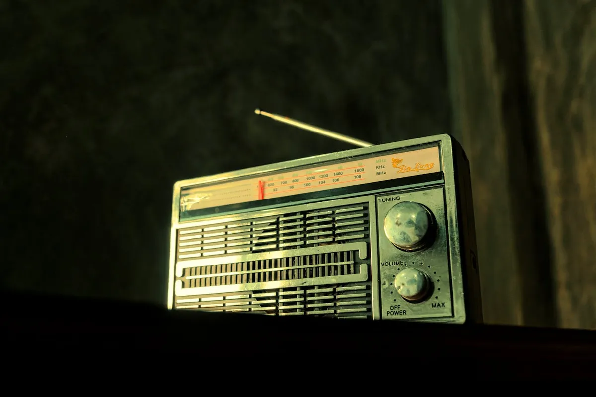 Radio lawas pada masa lalu. (Sumber: Pexels/Adiardi Zulfansyah)