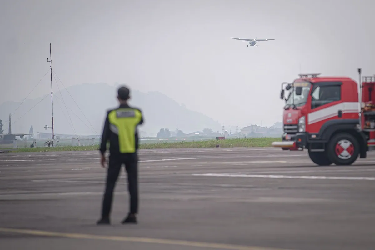Lintasan penerbangan di Bandara Husein Sastranegara. (Sumber: Ayobandung.id | Foto: Kavin Faza)