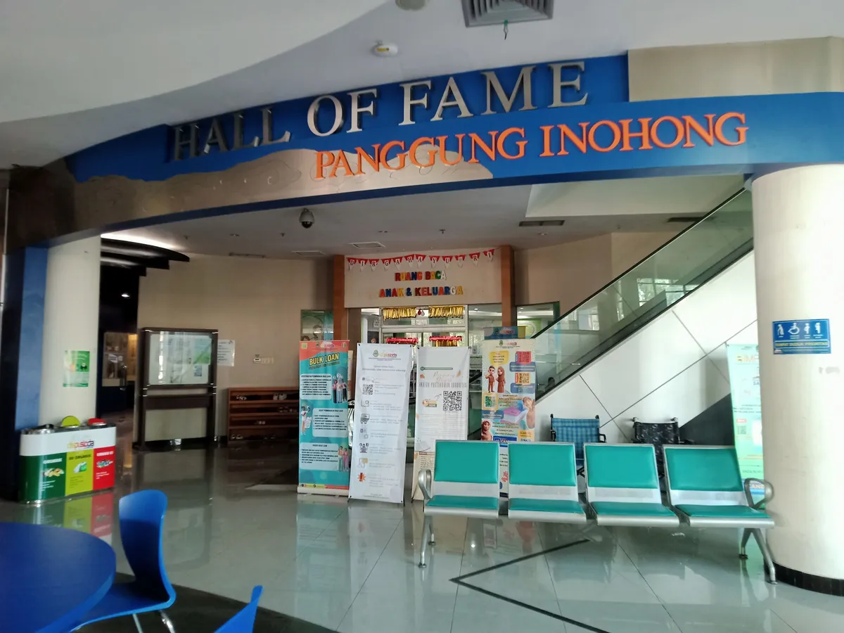 Tampilan luar Panggung Inohong (Hall of Fame) Dispusipda Jawa Barat (Sumber: Dokumentasi Pribadi | Foto: Fereel Muhamad Irsyad A)