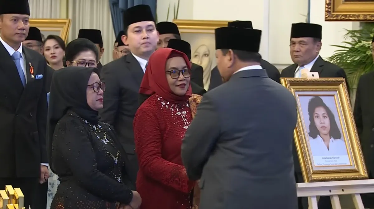 Kakak dan adik Marsinah saat menerima pengahrgaan pahlawan nasional untuk Marsinah. (Sumber: Biro Setpres)