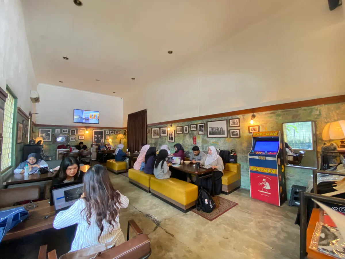 Suasana kafe yang dipenuhi anak muda menggambarkan gaya hidup kalcer masa kini pada Jumat (31/10/25) (Sumber: Nathania)