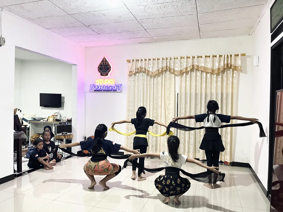 Anak didik Yusman sedang berlatih Tari Jaipongan di Studio Turian Sajati Desa Cimenyan, Kabupaten Bandung, Jawa Barat pada Sabtu (8/11/2025) (Foto: Zazkia)