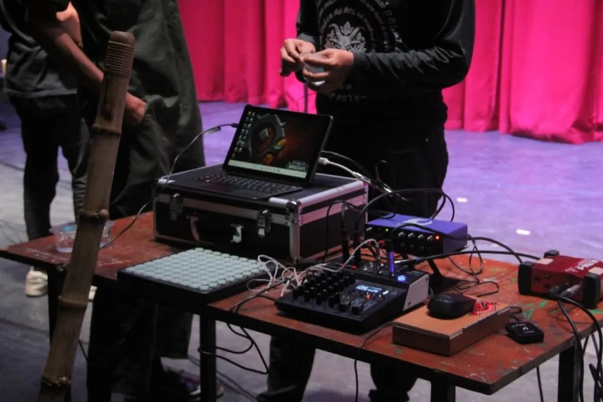 Mantra Surugana menyiapkan alat musik digital sequencer di Isbi Bandung pada kamis (25/9/2025)
