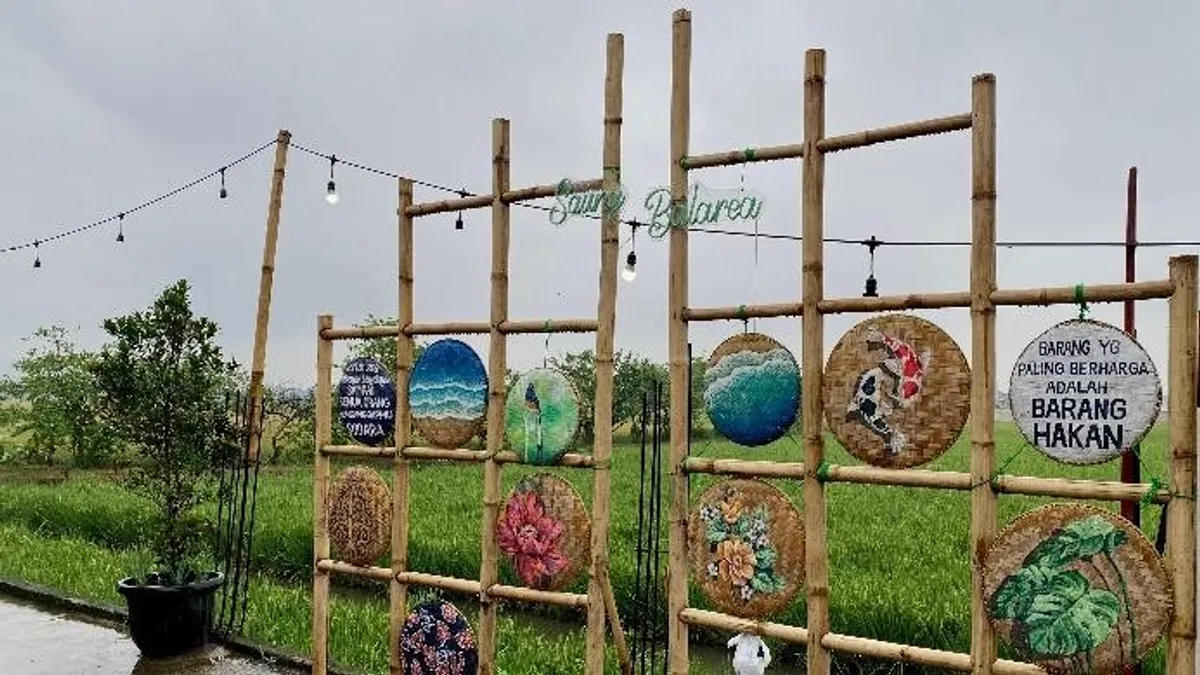 Para pelanggan menikmati hijaunya sawah di area makan terbuka dengan cahaya sore yang syahdu di Saung Balarea, pada 28 Oktober 2025. (Sumber: Nufairi Shabrina) (Sumber: Nufairi Shabrina | Foto: Nufairi Shabrina)