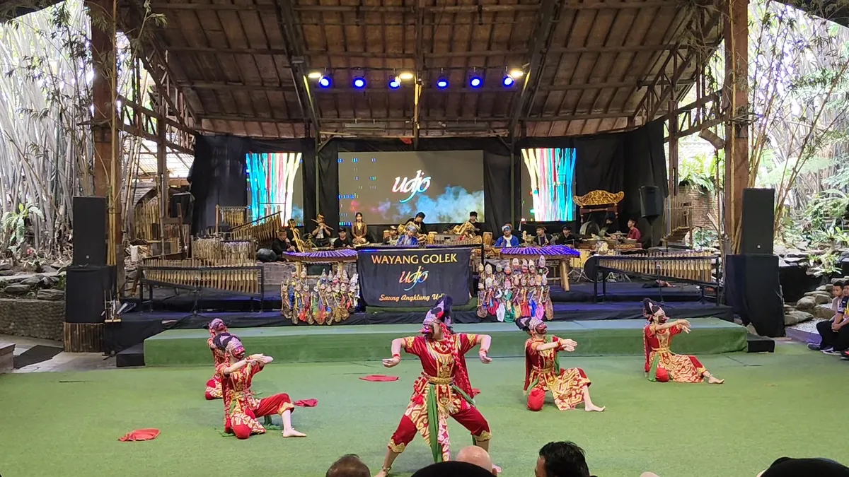 Pertunjukan Tari Topeng di Saung Angklung Udjo (Sumber: dokumentasi pribadi | Foto: saya)