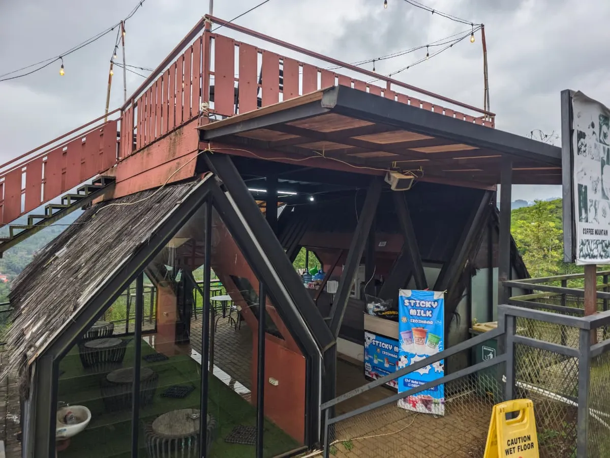 Bangunan Kedai Kopi Idzihaar berdiri kokoh menawarkan suasana sejuk dan sunyi bagi pengunjung yang mencari ketenangan di perbukitan Desa Tanjungwangi, Cicalengka (2/11/2025) (Foto: Maya Angelina)