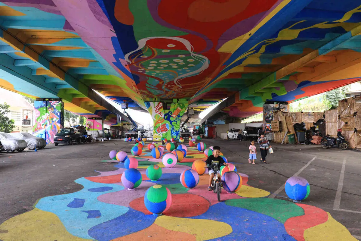 Dari distro, musik indie, hingga kuliner khas, wajah Bandung dibentuk oleh energi warga yang tak henti mencipta. (Sumber: Ayobandung | Foto: Irfan Al-Faritsi)