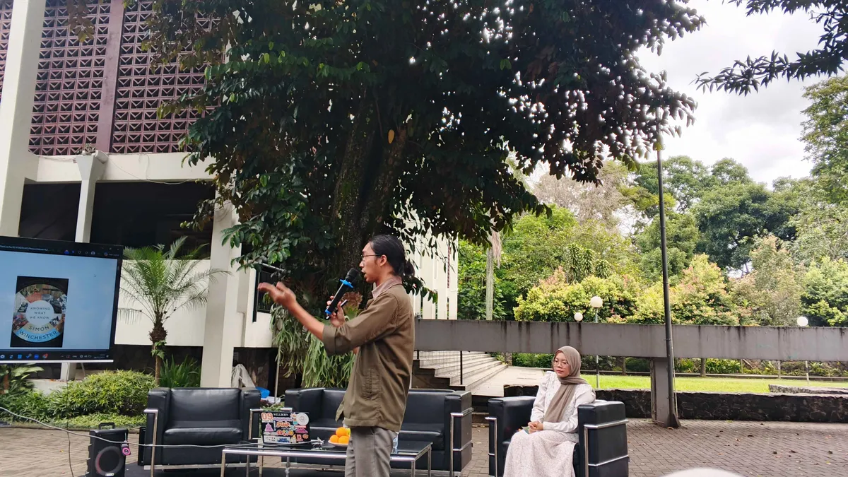 Reiza Harits pembicara dengan tema "Perpustakaan, Literasi dan Masyarakat" (Sumber: Dokumentasi Penulis | Foto: Dias Ashari)