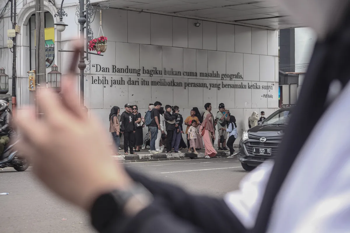 Dari distro, musik indie, hingga kuliner khas, wajah Bandung dibentuk oleh energi warga yang tak henti mencipta. (Sumber: Ayobandung | Foto: Kavin Faza)