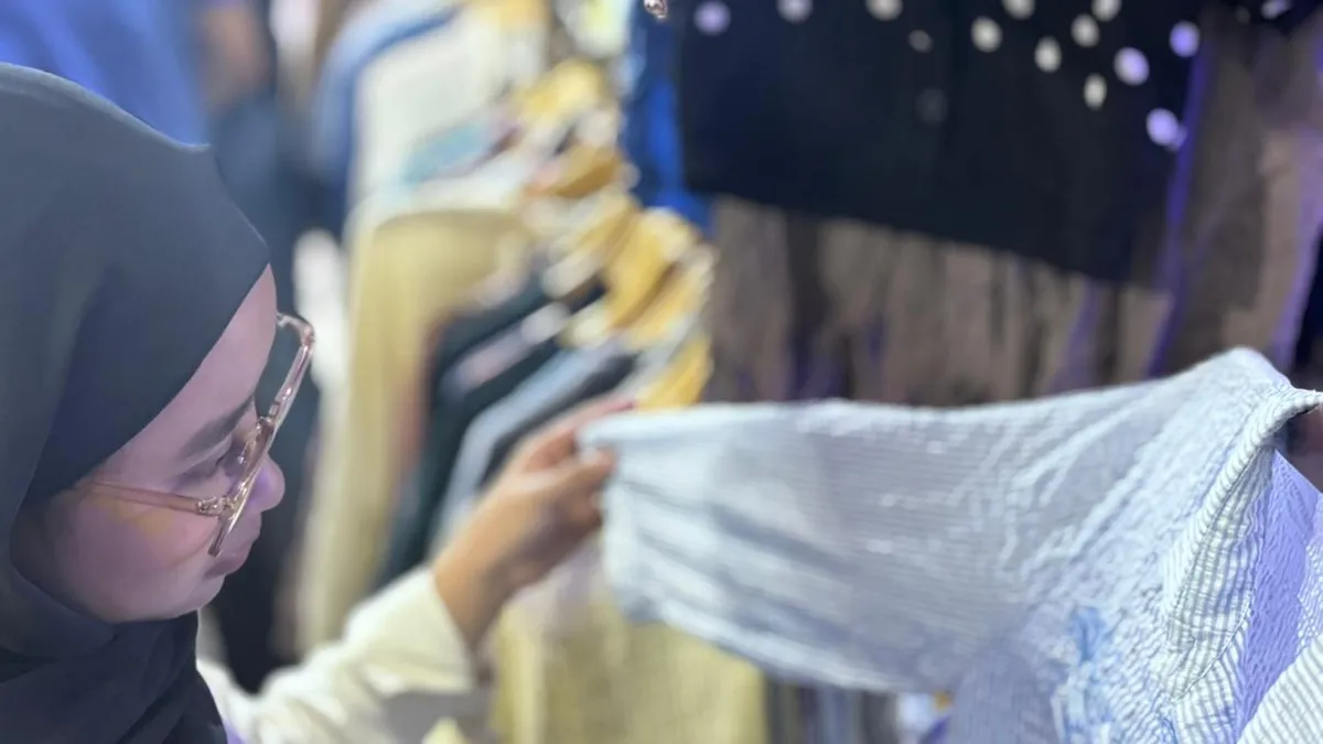 Seorang Mahasiswi sedang mencari pakaian di Pasar Cimol Gede Bage, untuk mengekspresikan kepribadiannya melalui item unik dan vintage (Sumber: Teddy | Foto: Teddy)