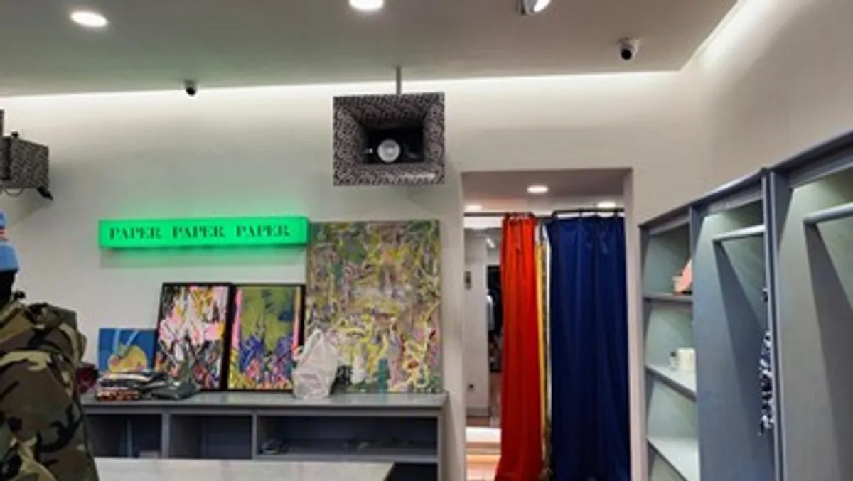 Brand fashion PAPER menampilkan interior toko bernuansa artistik dengan paduan warna cerah dan karya seni kontemporer di Bandung (28/10/2025) (Sumber: Dokumen pribadi | Foto: Malik)