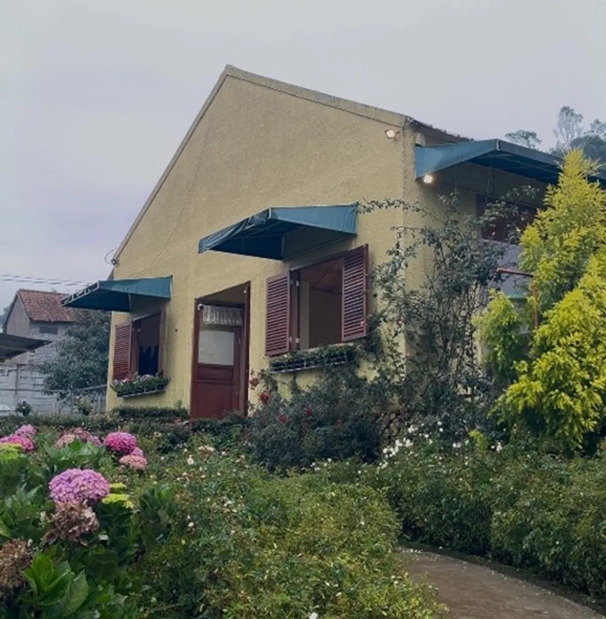 Bangunan Cafe Gia’s Grange menampilkan desain Rustic Modern yang hangat dan estetik. (28/10/2025) (Foto: Rasya Nathania)