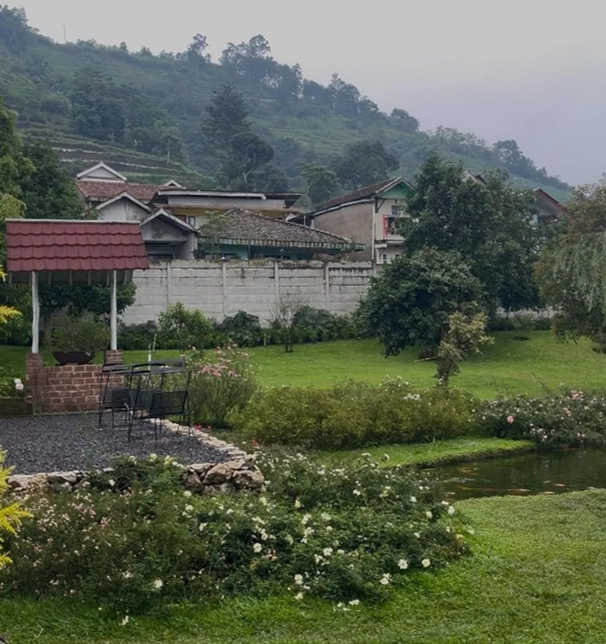 Pemandangan kolam koi mempercantik area Jardin de Gia, Gia’s Grange. (28/10/2025) (Foto: Rasya Nathania)