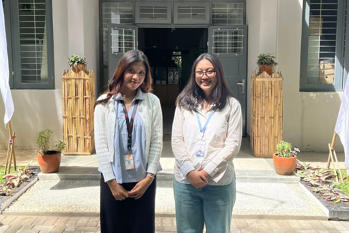 Bersama Nadhira Faza, Front Office Hutan Raya Ir. H. Djuanda Bandung. setelah melakukan sesi wawancara di depan kantor kepala UPTD Tahura, Jumat (07/11/2025) (Sumber: Dokumentasi Nindy Lazuar)