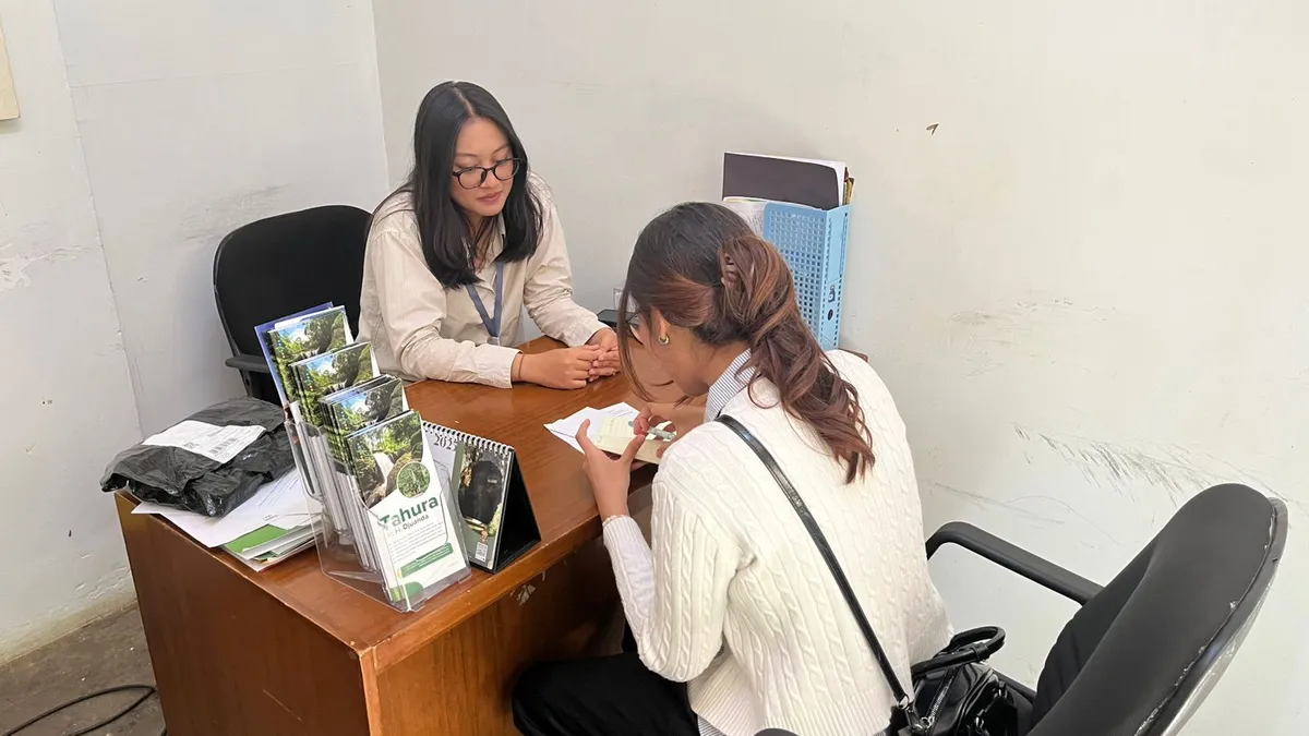 Wawancara Nadhira Faza, Front Office Hutan Raya Ir. H. Djuanda Bandung, Jumat (07/11/2025). (Sumber: Dokumentasi Nindy Lazuar)