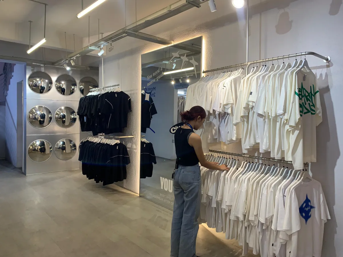 Disclosure hadirkan deretan fashion Y2K dalam tata ruang toko yang menarik setiap akhir bulan di Jalan Cendana 11A, Cihapit Bandung, Jumat (31/10/2025). (Foto: Najwa Khairani)