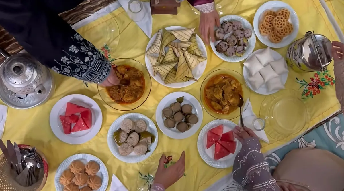 Para keluarga berkumpul untuk menikmati hidangan nganteuran dalam suasana penuh syukur, di tengah meja sederhana yang penuh makna di Kampung Sukabirus, Desa Citeureup, Kecamatan Dayeuhkolot, Kabupaten Bandung (20/03/25) (Sumber: Lilis Sekar Sari)