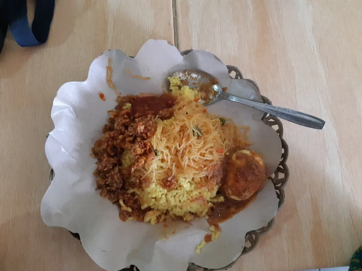 Nasi Kuning yang Menggugah Selera Hadir Sebagai Solusi bagi Perut yang Berbunyi di Pagi Hari (Sumber: Dokumentasi Foto Penulis | Foto: Highcall Ziqrul Illahi)