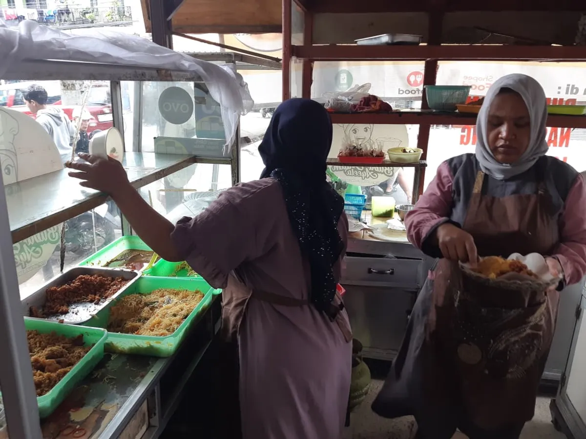 Gesitnya Ibu Titi Melayani Konsumen (Sumber: Dokumentasi Foto Penulis | Foto: Highcall Ziqrul Illahi)