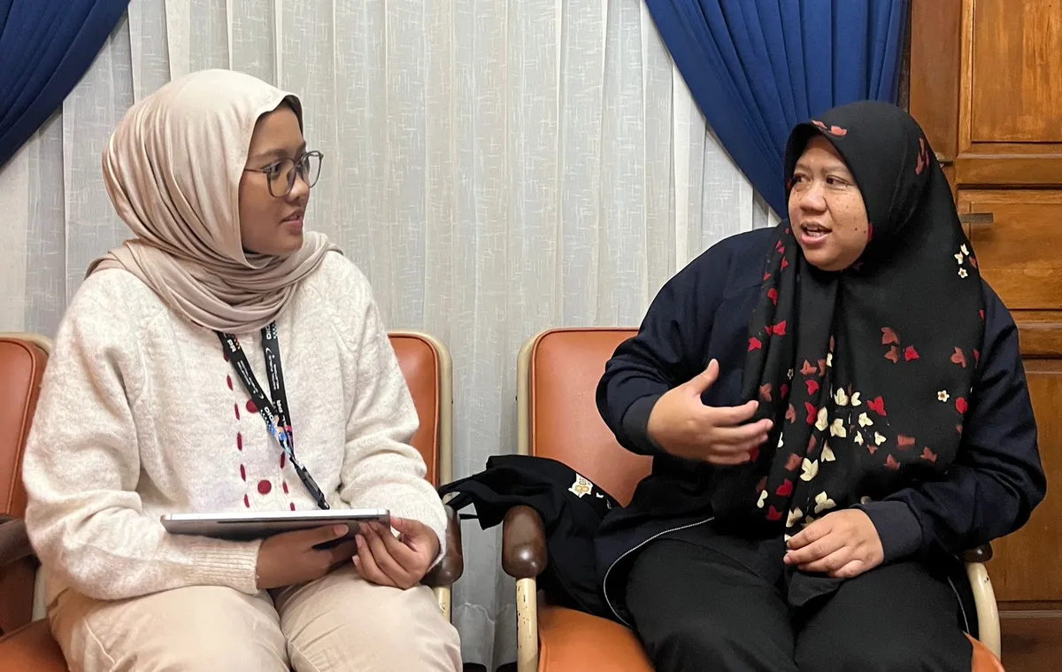 Wawancara Ika, Seorang Paraji, mengenai kisah tentang Tembuni di Kampung Bukanagara, Desa Pagerwangi, Kecamatan Lembang, Kabupaten Bandung Barat, Senin (3/11/2025) (Sumber: Dokumentasi Penulis | Foto: Azzahra Nadhira)