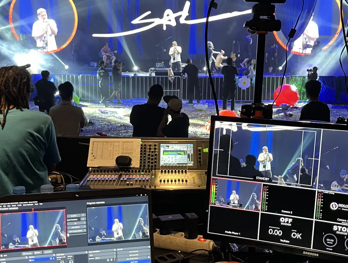 Suasana tim Kranial Production saat menangani konser musik, memastikan setiap momen terekam sempurna melalui kamera dan sistem siaran langsung di The House, Paskal Hyper Square, Bandung, pada 14 September 2024. (Sumber: Tim Kranial Production | Foto: Tim Kranial Production)