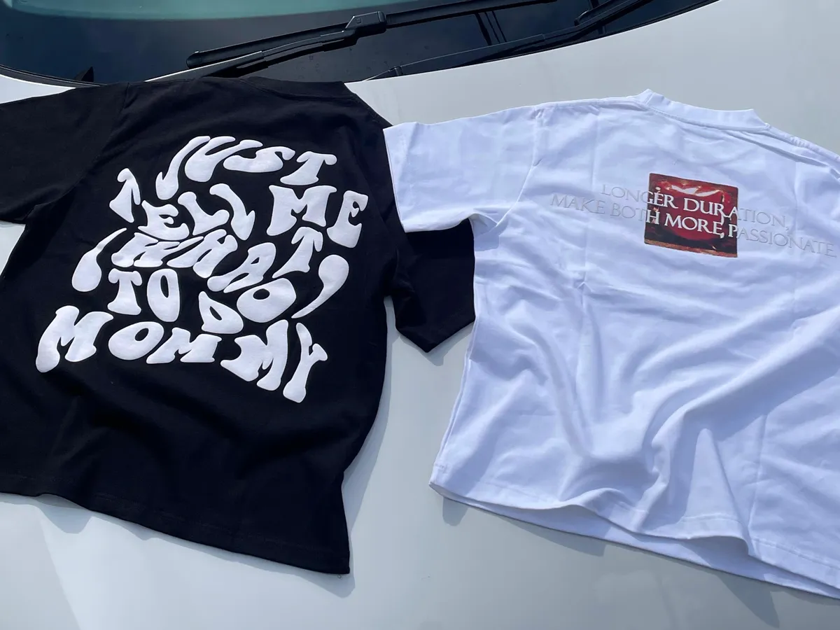 Kaos hitam dan putih menampilkan pesan unik melalui permainan font yang artistik di Buahbatu
Square Jl.Apel 1 NO.18, Bandung, Jawa Barat, Selasa (4/11/2025) (Sumber: Rahma Dewi | Foto: Rahma Dewi)