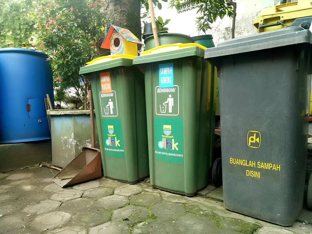 Kampung Cibunut Berwarna bukan sekadar kampung warna-warni, melainkan ruang hidup yang menjelma ekosistem kreatif konservasi urban di tengah Kota Bandung. (Sumber: Ayobandung.id | Foto: Eneng Reni Nuraisyah Jamil)