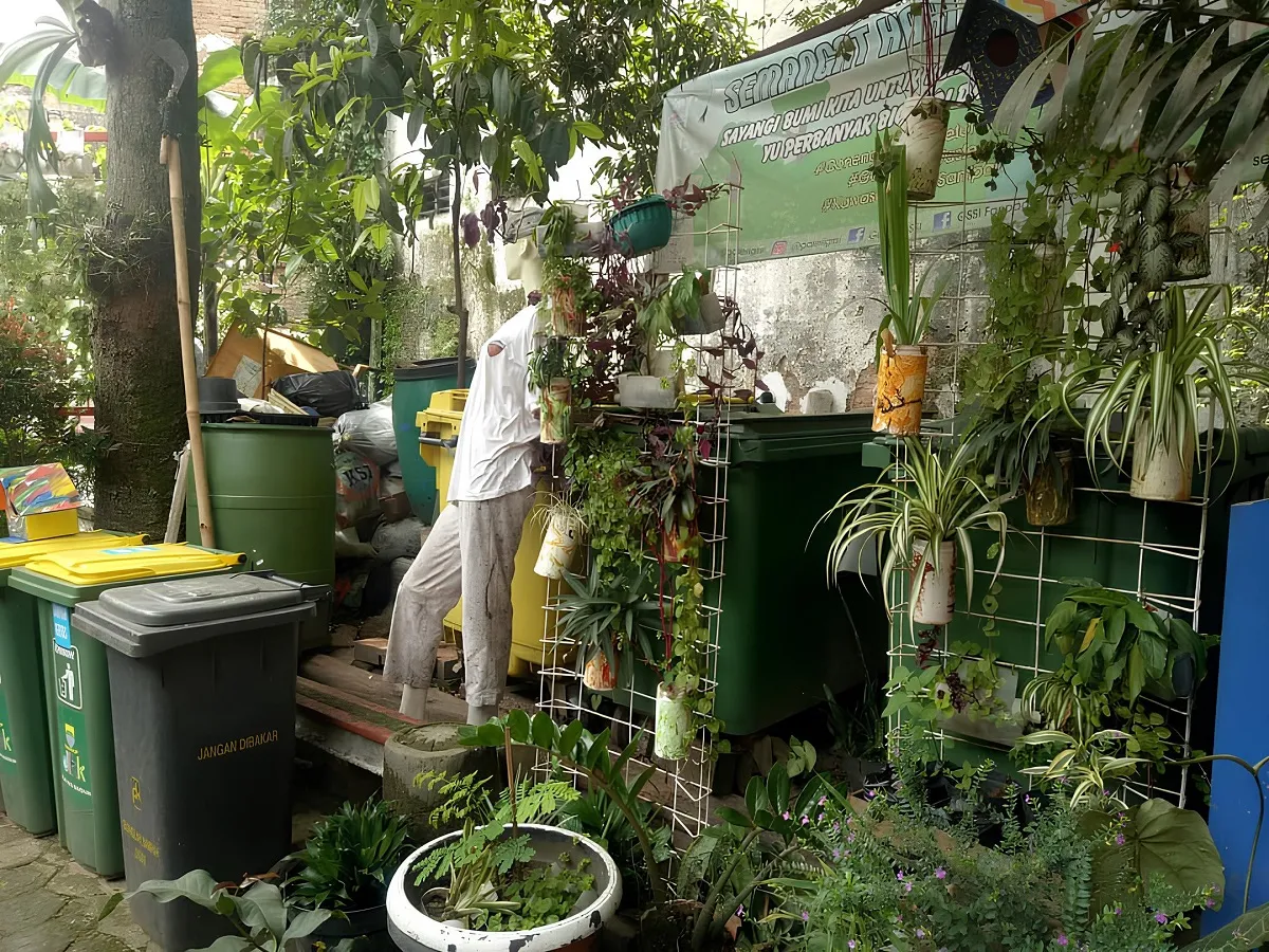 Kampung Cibunut Berwarna bukan sekadar kampung warna-warni, melainkan ruang hidup yang menjelma ekosistem kreatif konservasi urban di tengah Kota Bandung. (Sumber: Ayobandung.id | Foto: Eneng Reni Nuraisyah Jamil)