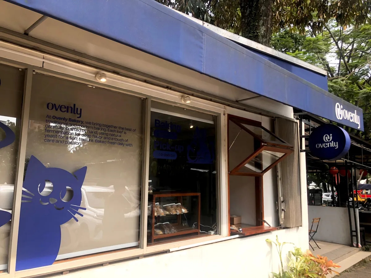 Pengambilan gambar keseluruhan Toko roti Ovenly Bakery yang selalu menyambut dengan hangat. Jl. Surapati No.59, Sadang Serang, Kecamatan Coblong, Kota Bandung (11/11/25) (Sumber: AyoBandung.id | Foto: Putriana Basar)