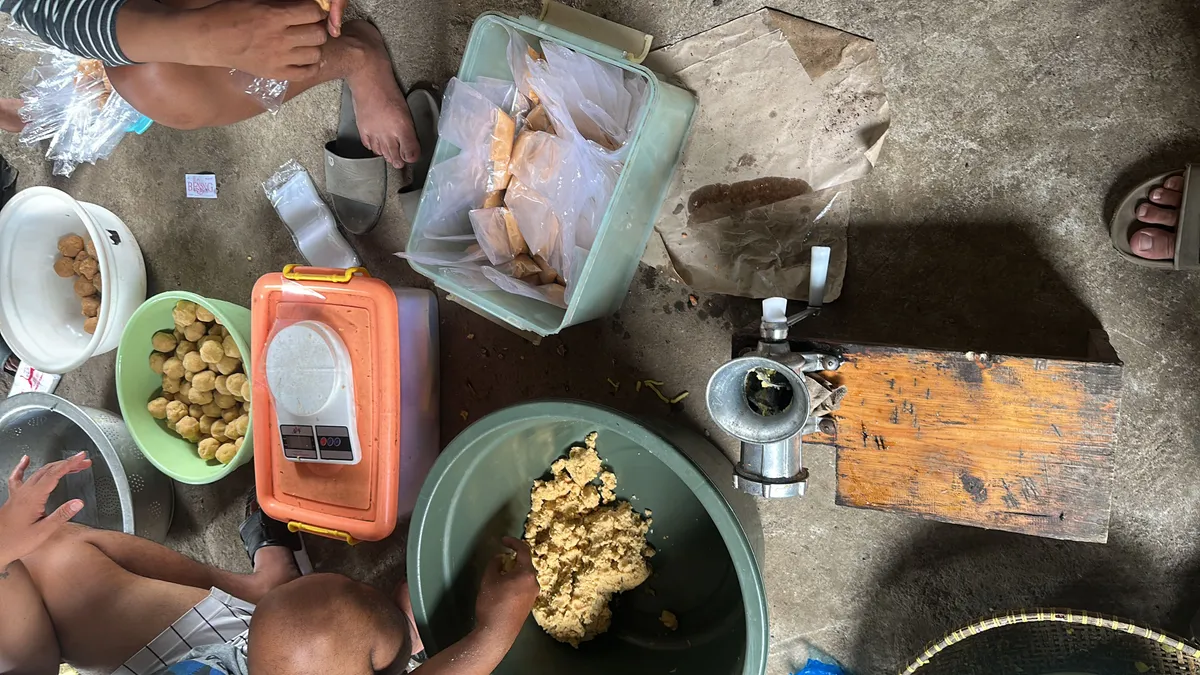 Proses pembuatan umpan Tomcat Fishing pada siang hari di Cilengkrang Bandung Timur, pada Selasa 11 November 2025 (Sumber: Dokumentasi pribadi | Foto: Radhit Adhiyaksa Hermanto)
