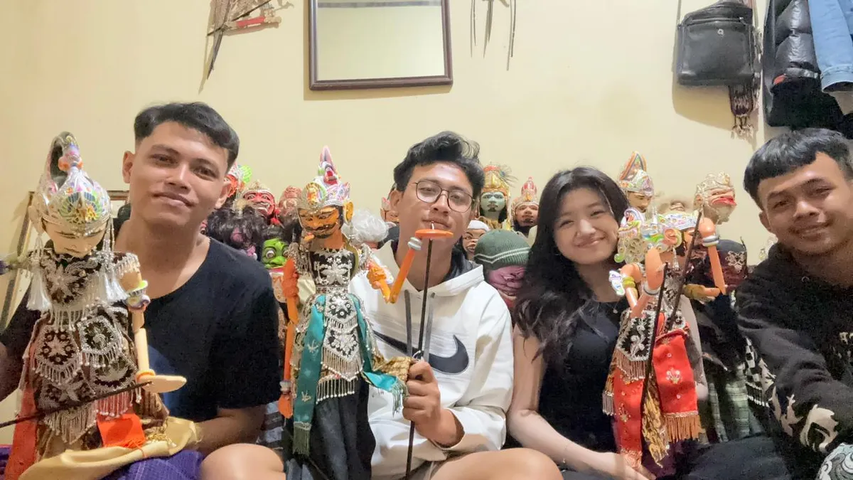 Wawancara dilakukan pada Senin, 27 Oktober 2025 bersama dalang Ki Bima Perbawa, S.Sn di sanggarnya. Dalam foto, Bima (pojok kiri) berpose bersama penulis (Ayu Amanda Gabriela) dan rekan tim di antara koleksi Wayang Golek miliknya. (Sumber: Dokumentasi Penulis | Foto: Ayu Amanda Gabriela)