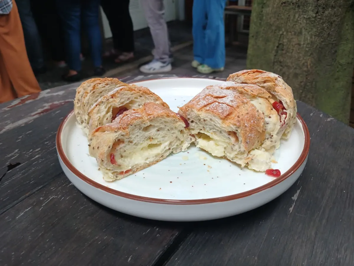 Roti Macan varian cranberry cheese menghadirkan visual kenikmatan yang menggugah selera saat diambil pada hari Selasa (04/11/2025). (Sumber: Wafda Rindhiany | Foto: Wafda Rindhiany)