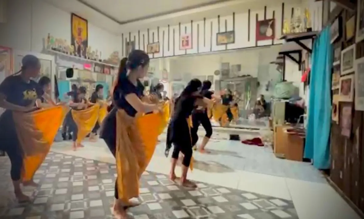 Para penari berlatih tari Jaipong dengan penuh semangat pada sore hari di Sanggar Kalangkang Gumiwang,               Jl. Soekarno Hatta, Kampung Caringin, Kecamatan Bojongloa Kaler, Kota Bandung (9/11/2025) (Foto: Fasha Nadira Syakir)