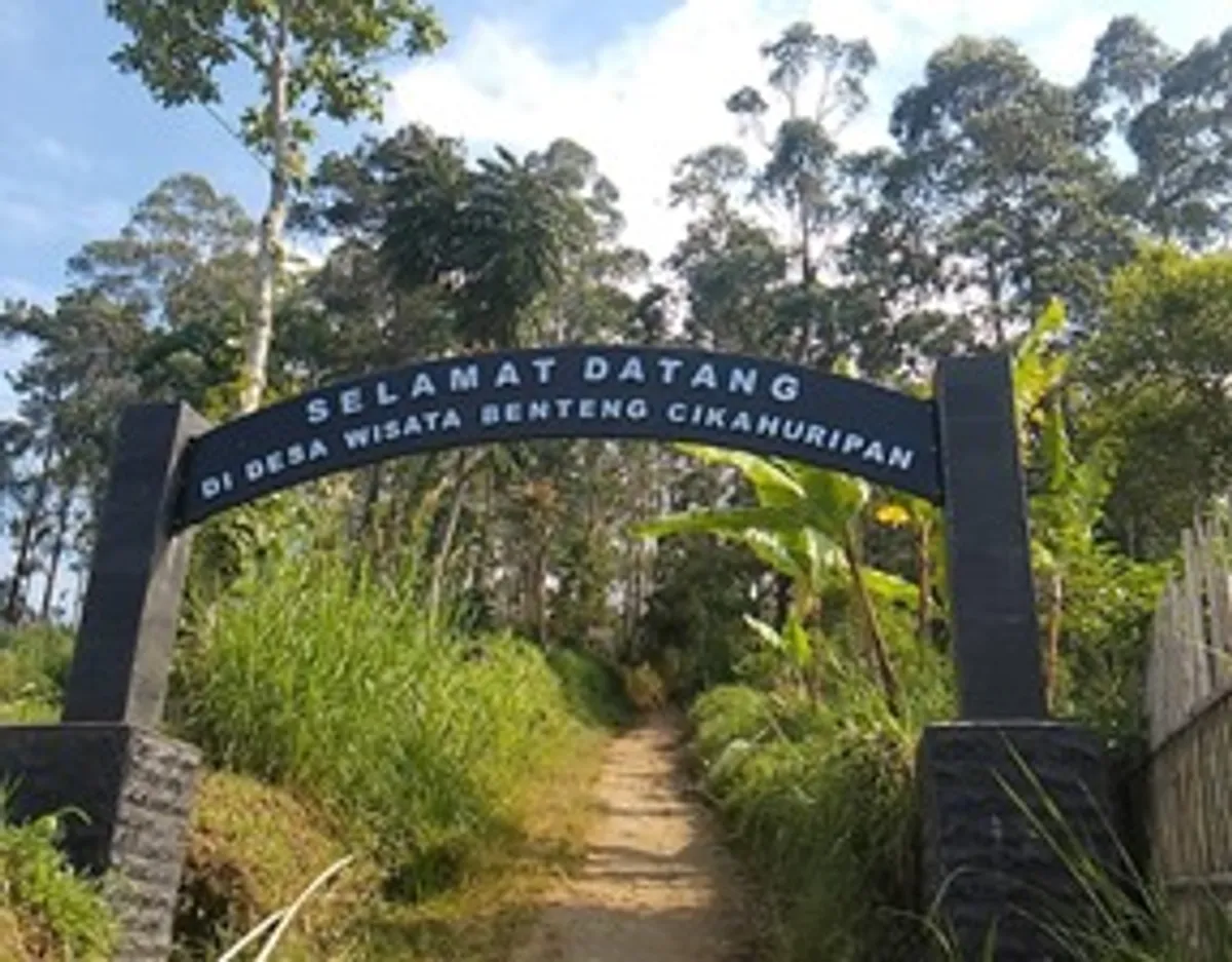 Gerbang Desa Wisata Benteng Cikahuripan menjadi titik awal pendaki yang menjelajahi jalur menuju Upas Hill di Cikahuripan, Kecamatan Lembang, Kabupaten Bandung Barat, Jawa Barat (04/11/2025) (Sumber: Upas Hill)
