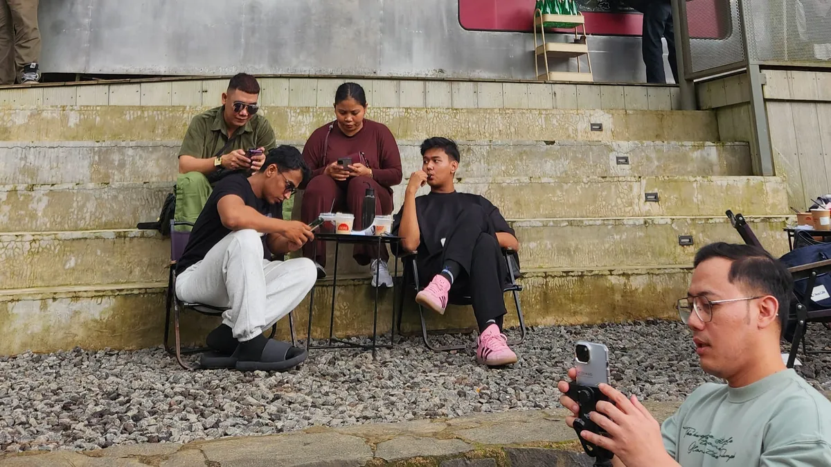 Pengunjung menikmati suasana Sejuk sambil minum kopi.
(01/11/2025) (sumber: Rafli Ashiddieq). (Sumber: Oleh penulis | Foto: Rafli Ashiddieq)