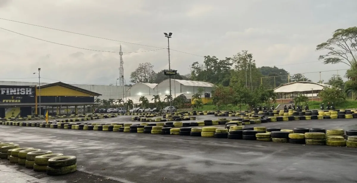 Suasana mendung menyelimuti area sirkuit pada sore hari di Kecamatan Cibiru, Kota Bandung (10/11/2025) (Foto: Zaidan Muafa)