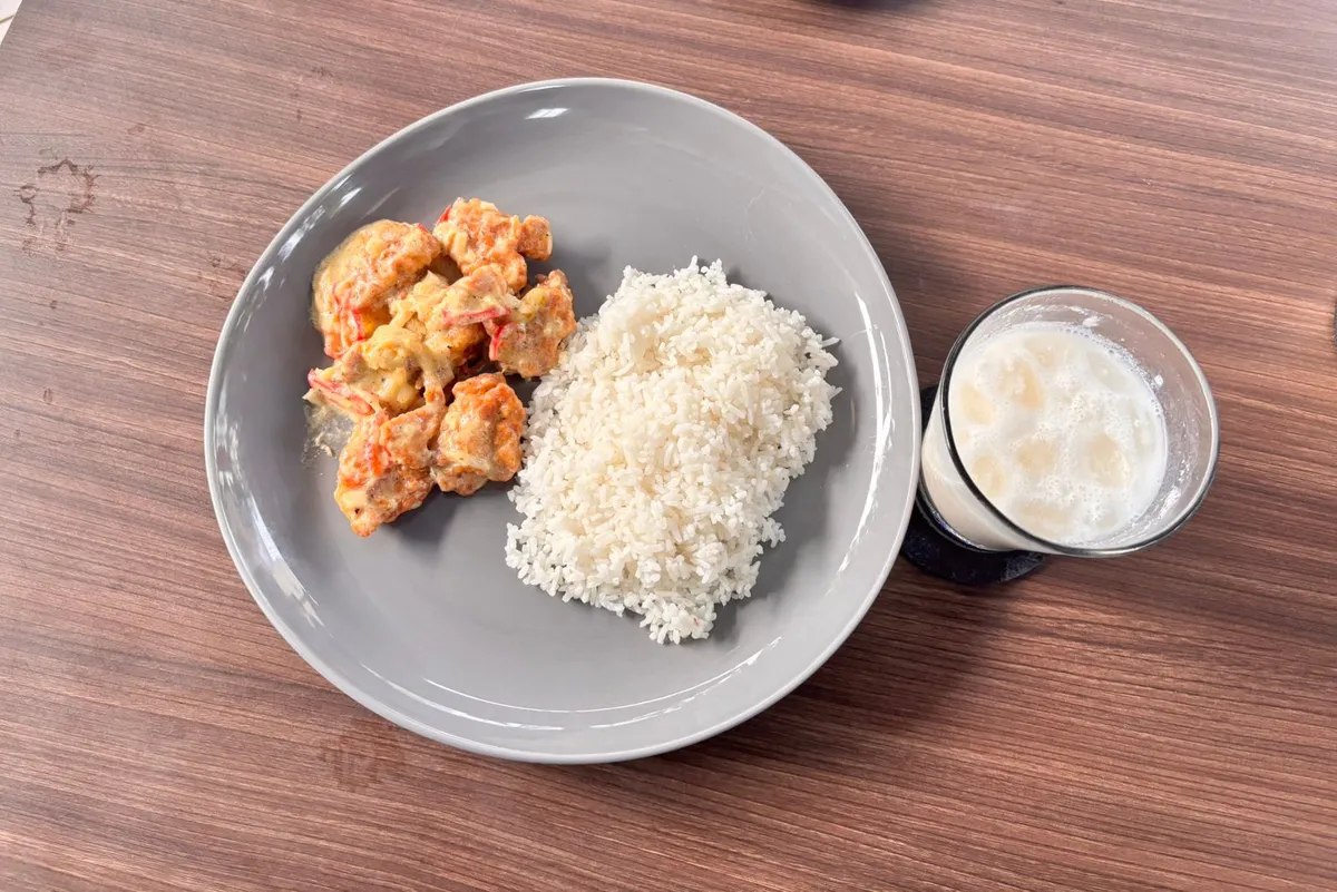 Dua menu Kalaswara yaitu Laveda dan Sangra Karage. Rabu, 29 Oktober 2025 (Foto: Nazwa Sahva Titania)